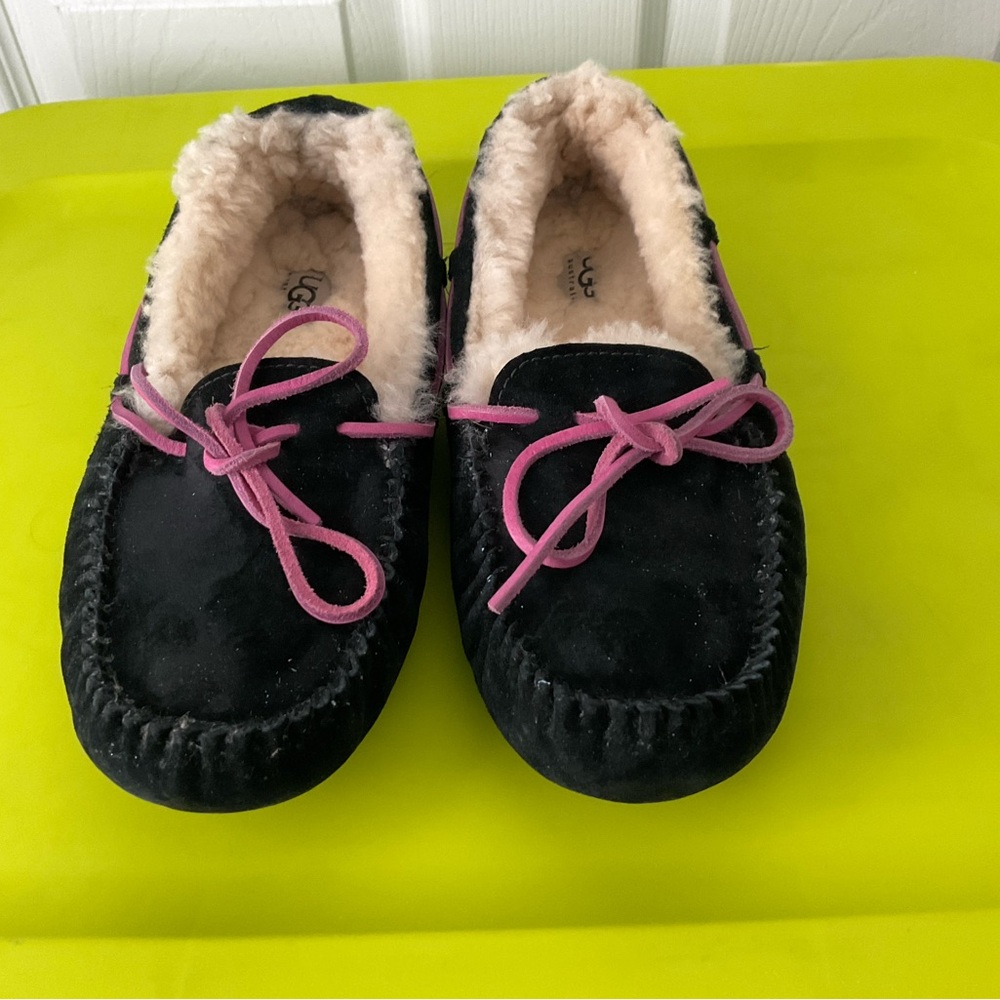 New UGG Women’s Black/Pink Slippers Size 9
